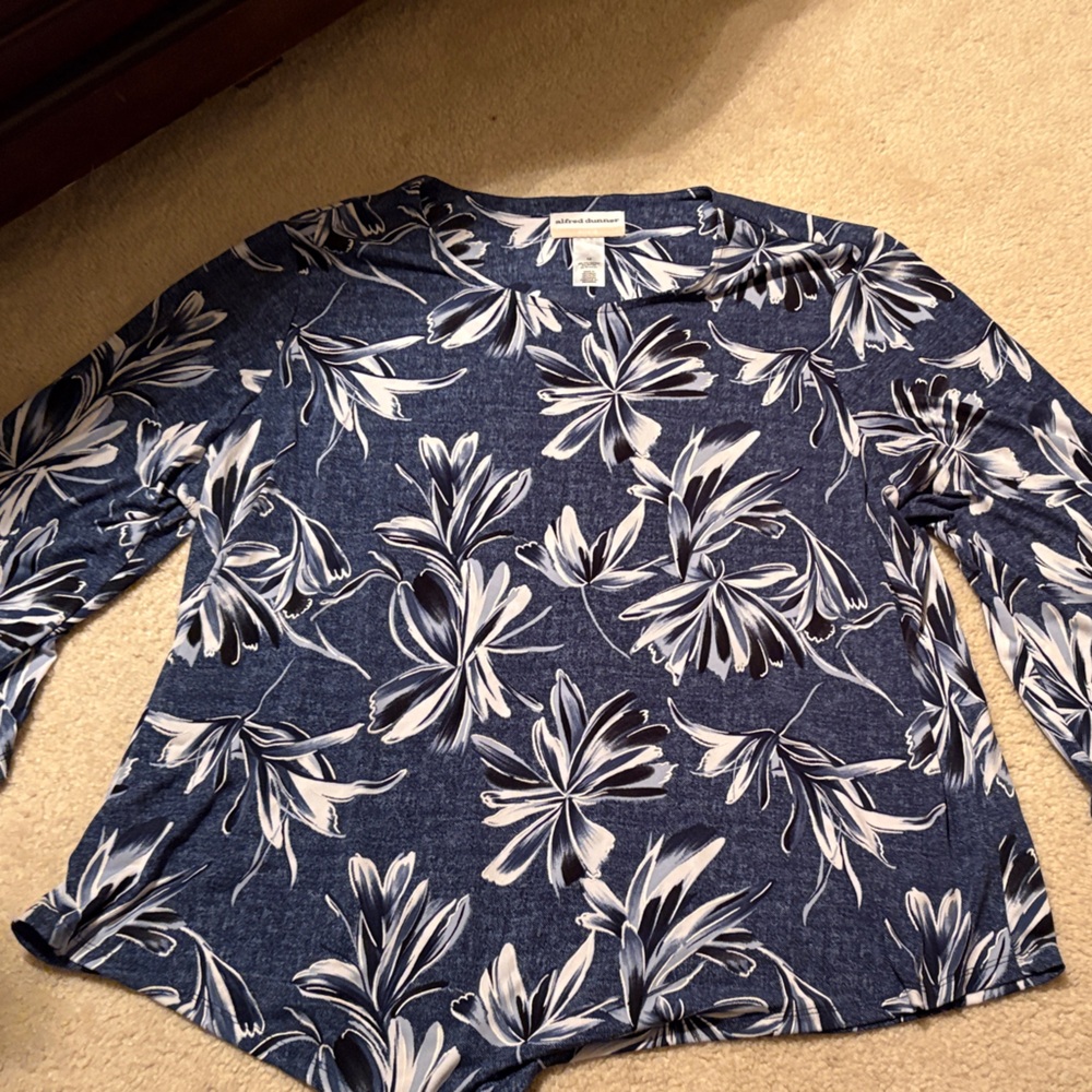 Women’s Alfred Dunner Navy and White Floral Long Sleeve Top - Size 1X - Dressy
